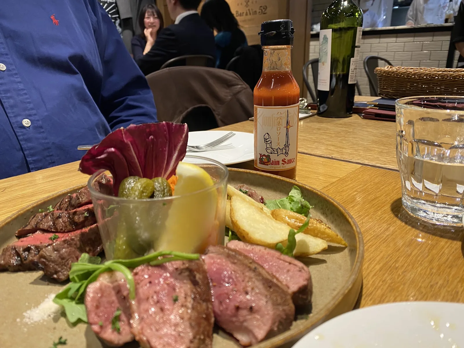 ロースト肉とシャルキュトリーを盛り合わせた共有皿。