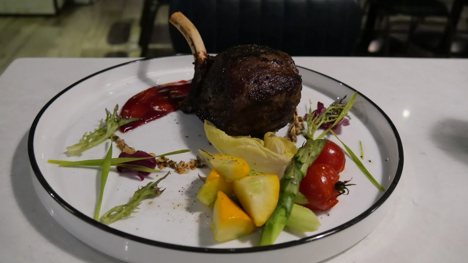 鹿肉の調理を示す、野菜とソースを添えた鹿肉ステーキ。
