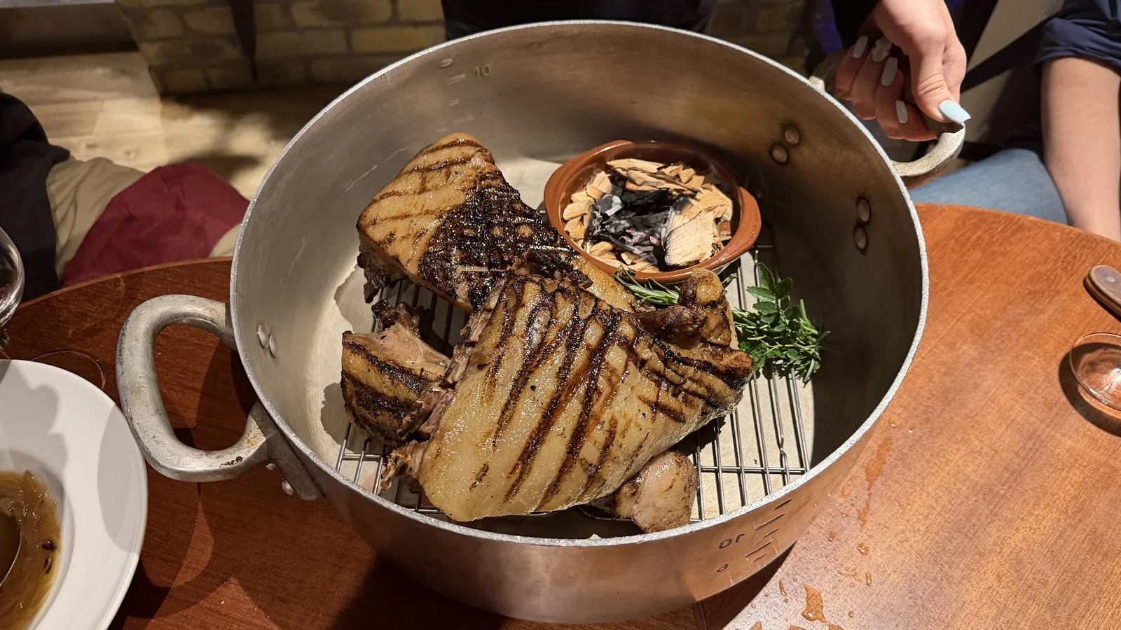 塩と野の食材の一般イメージとしての、焼いたきのこと鍋。