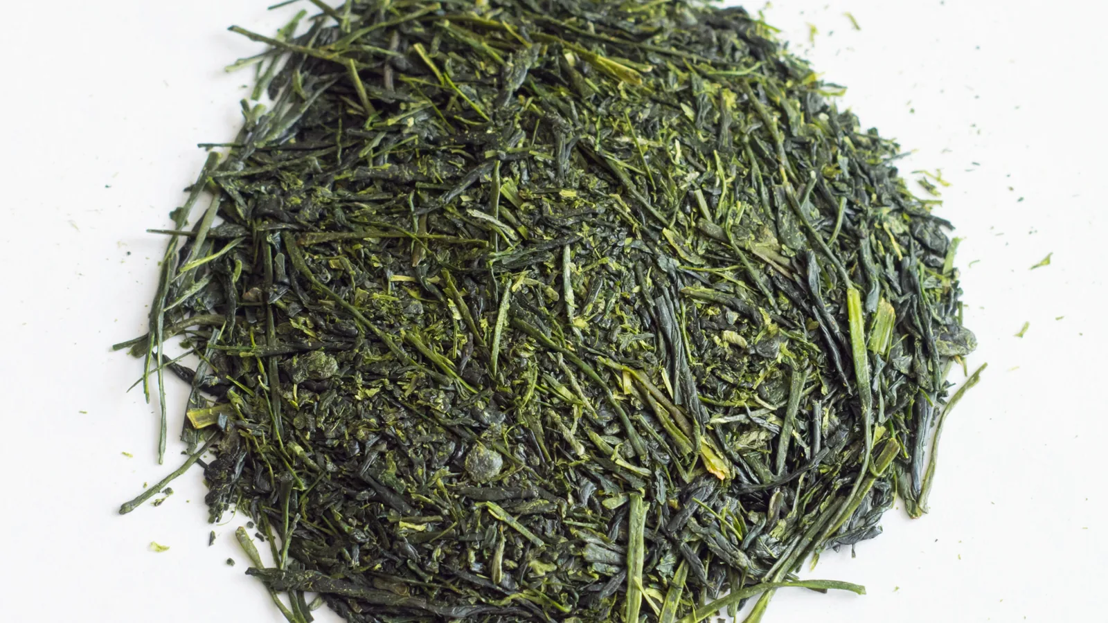 地域茶のサービスと組み合わせを考える記事に使う、日本の煎茶の茶葉と茶。