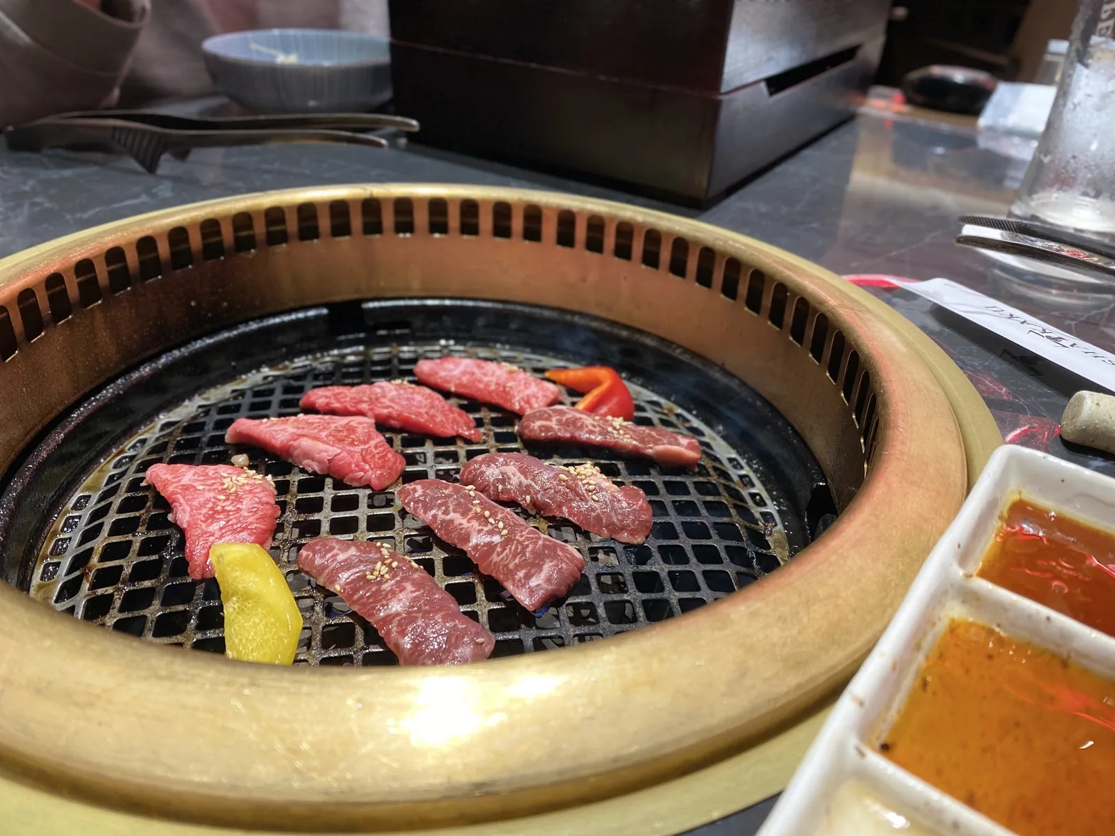 卓上グリルで焼かれる薄切り肉。