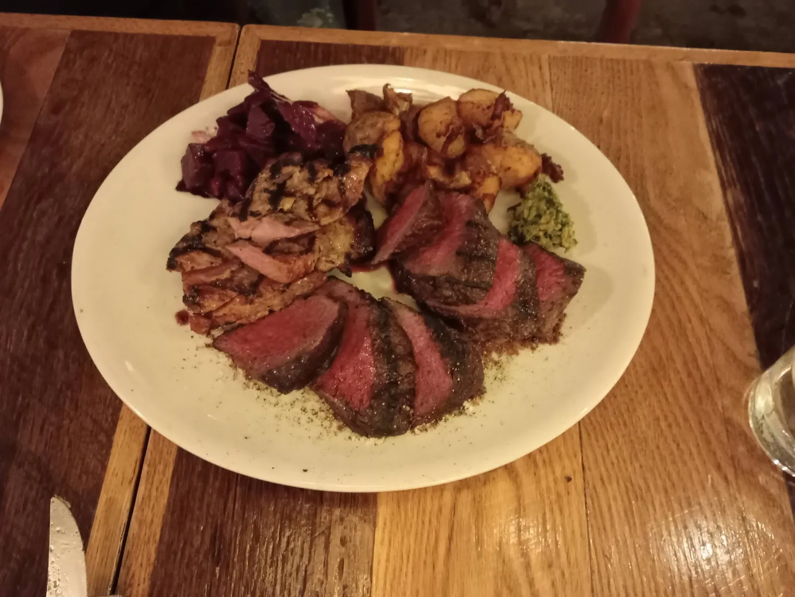 グリル料理と共有皿が並ぶ食卓。