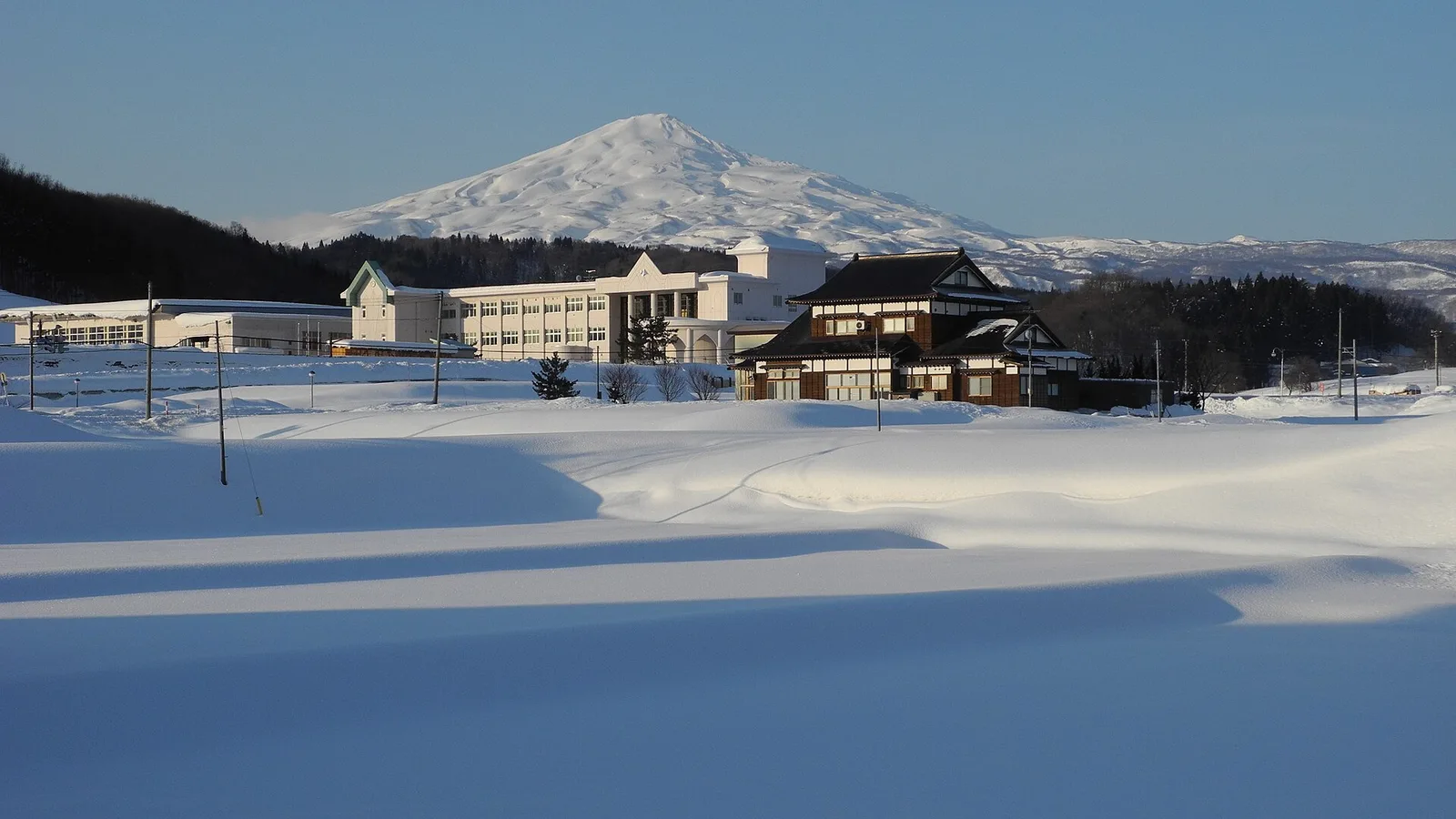 秋田県由利本荘周辺のクマ対応の背景としての鳥海山。